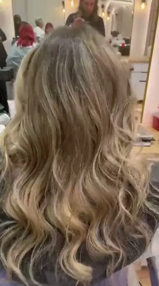 Balayage en ondas — resultado real en Época CP, peluquería en Unicentro, Bogotá