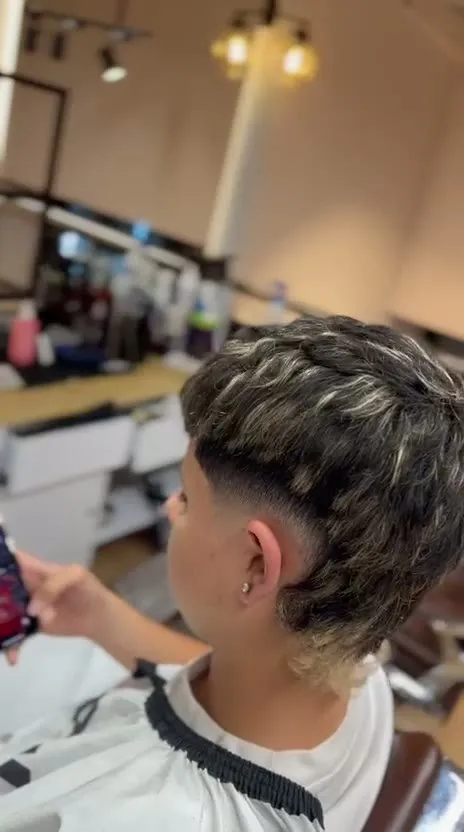 Mullet con iluminaciones — resultado real en Época CP, peluquería en Unicentro, Bogotá