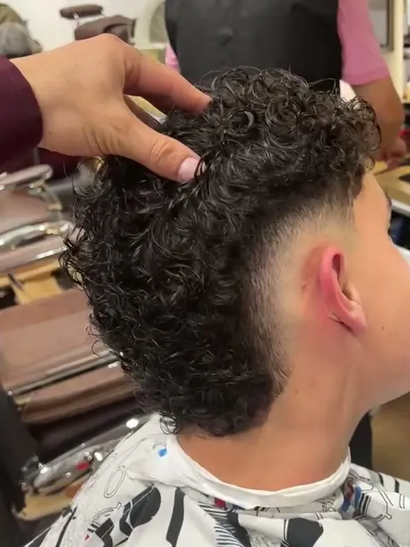 Rizos con degradado — resultado real en Época CP, peluquería en Unicentro, Bogotá